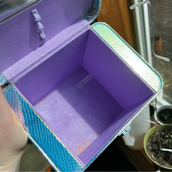 Blue and purple iridescent makeup / craft supplies case with mirror - Picture 2 of 5